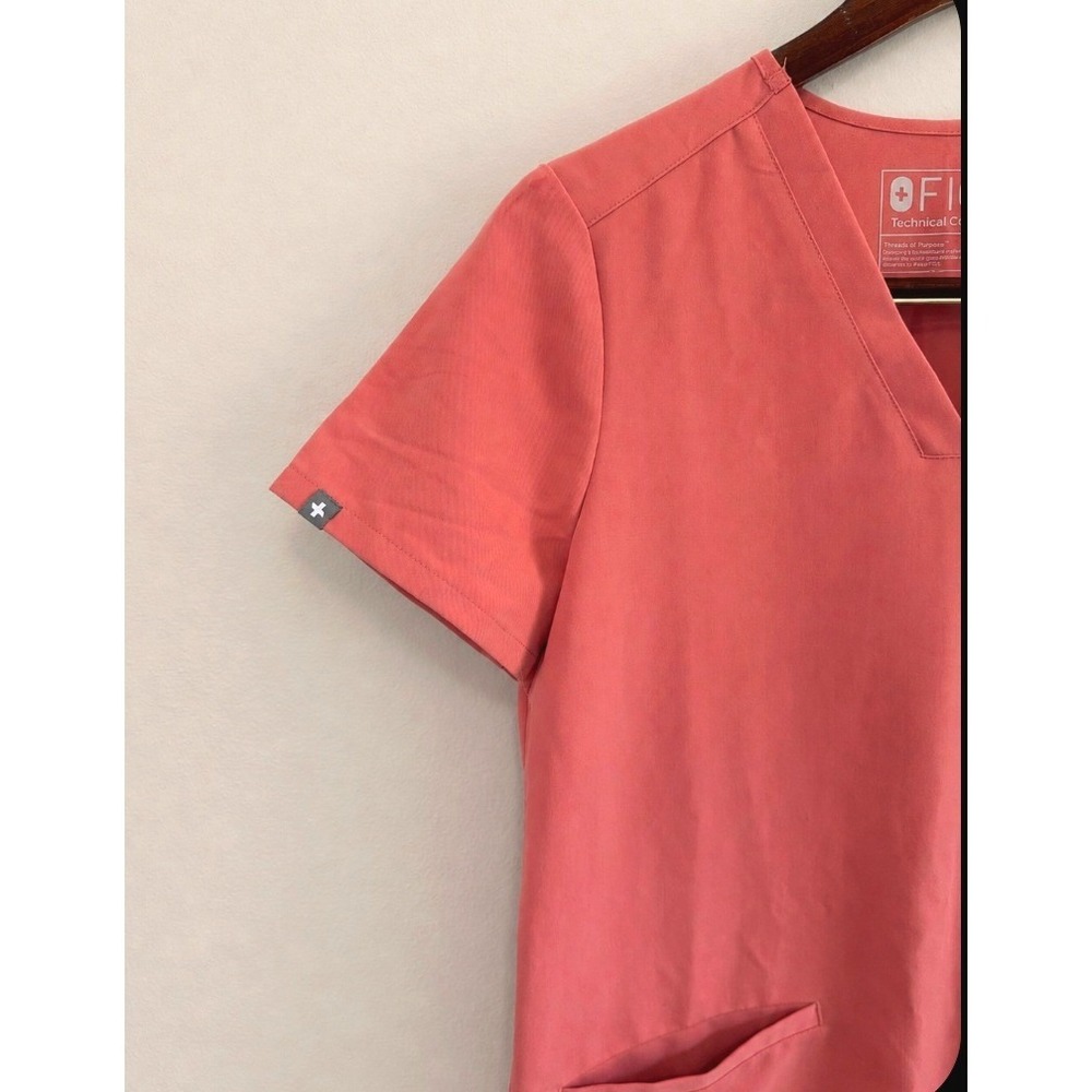 FIGS Women's Casma Three-Pocket Scrub Top In Coral Size XS/P - Picture 4 of 7